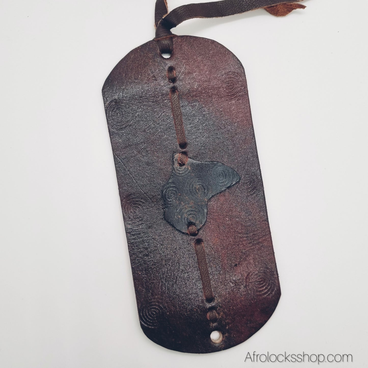 Manchette en cuir – fait main au Kenya, motif Afrique – ajustable (8×17 cm)