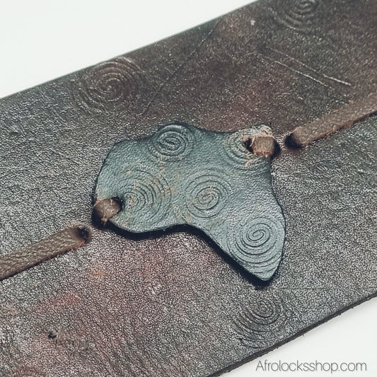 Manchette en cuir – fait main au Kenya, motif Afrique – ajustable (8×17 cm)