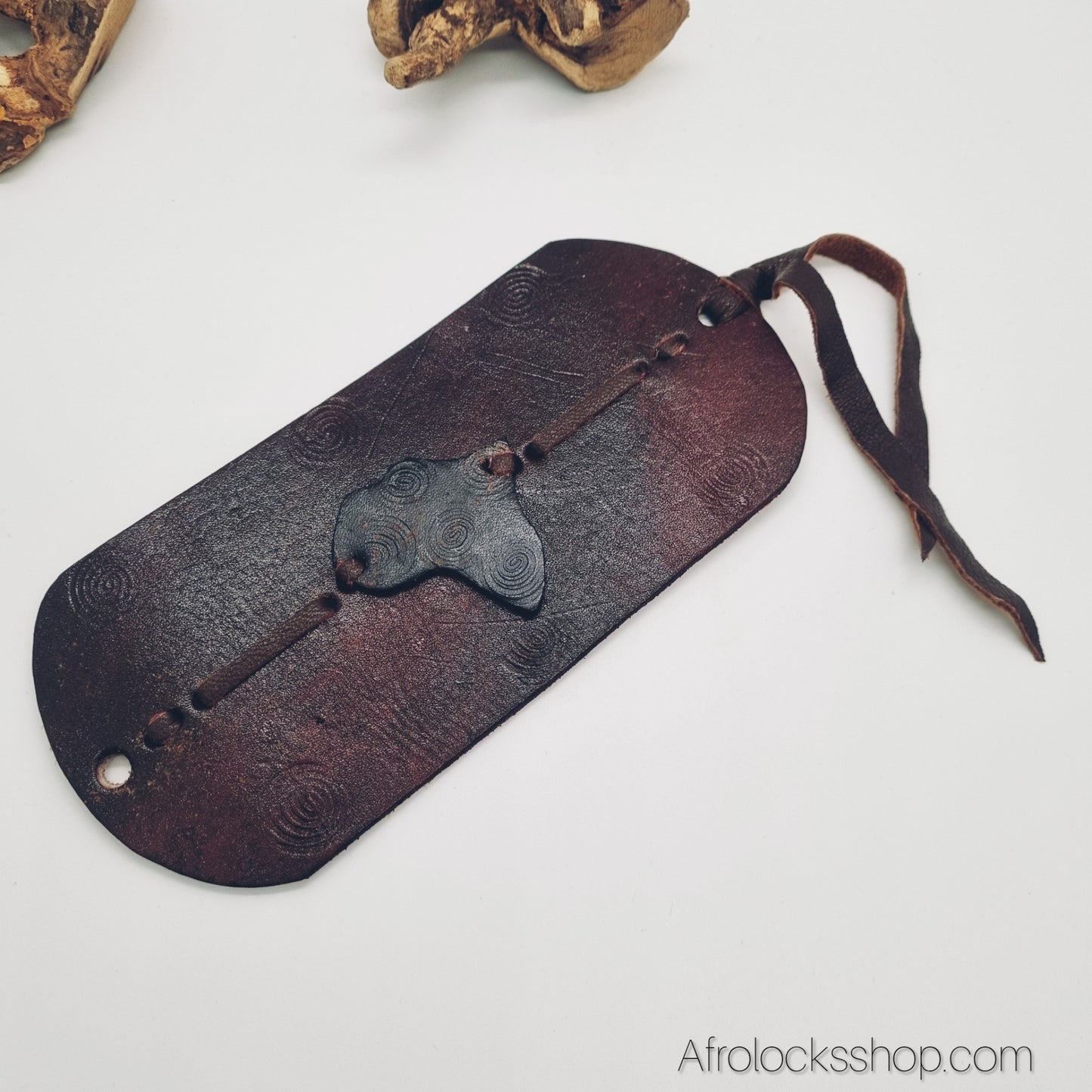 Manchette en cuir – fait main au Kenya, motif Afrique – ajustable (8×17 cm)