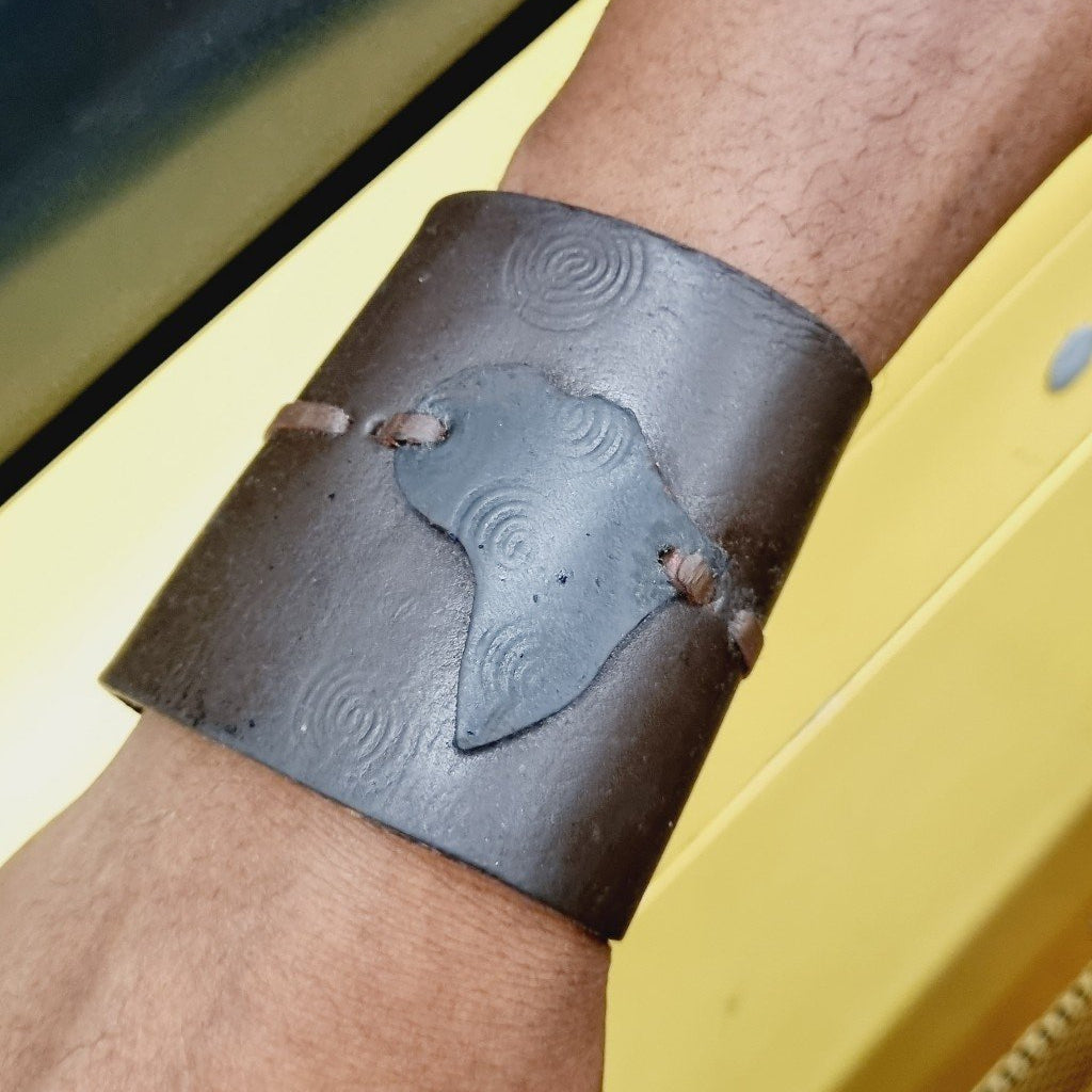 Bracelet en cuir détail carte Afrique