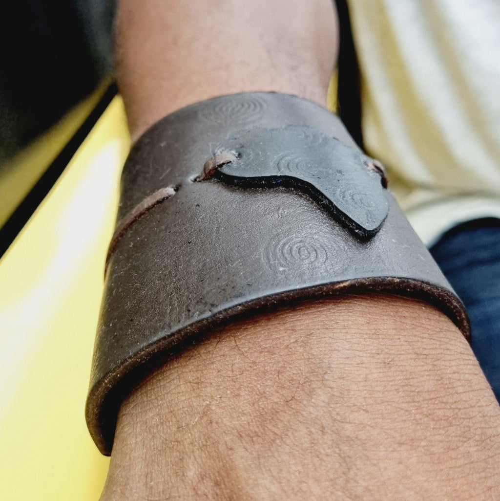 Bracelet en cuir détail carte Afrique