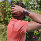 Manchette_en_cuir_fait_main_au_Kenya_motif_Afrique_ajustable_8_17_cm_2 - Afro Locks Shop