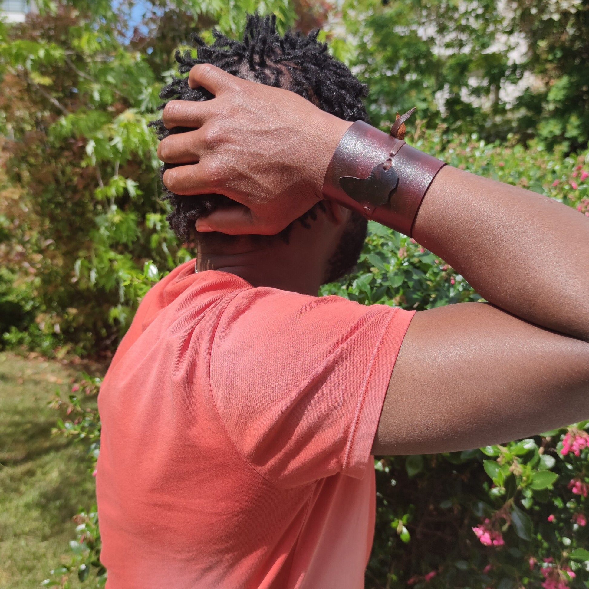 Bracelet en cuir détail carte Afrique