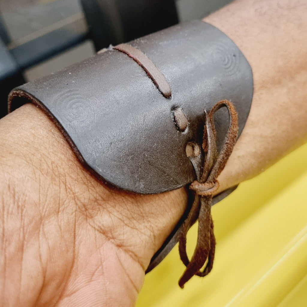 Bracelet en cuir détail carte Afrique