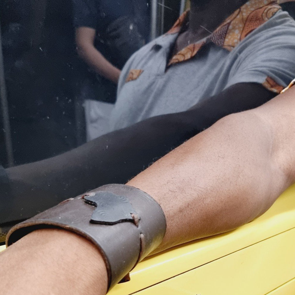 Bracelet en cuir détail carte Afrique