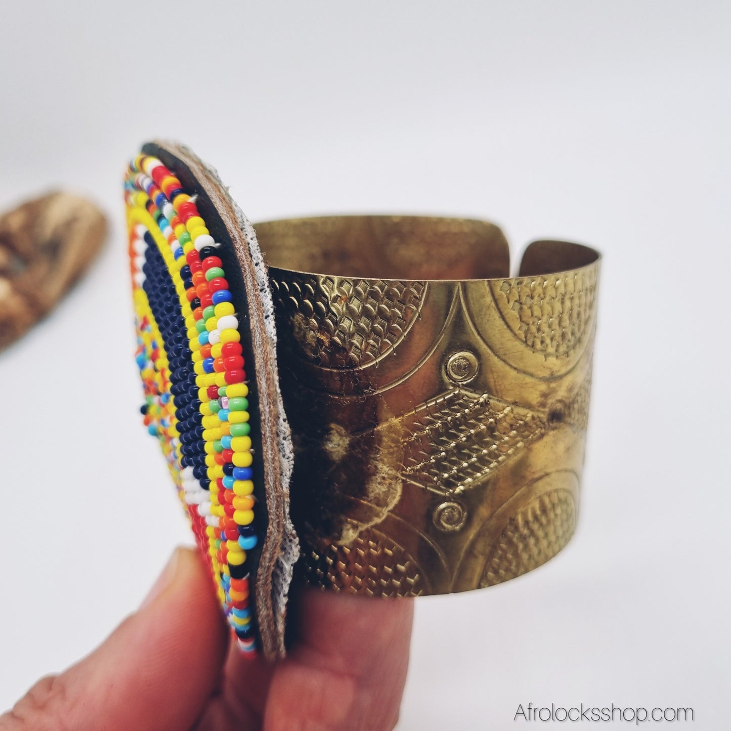 Manchette laiton & perles – ajustable, fabrication artisanale du Kenya (couleurs Maasai) 🌈