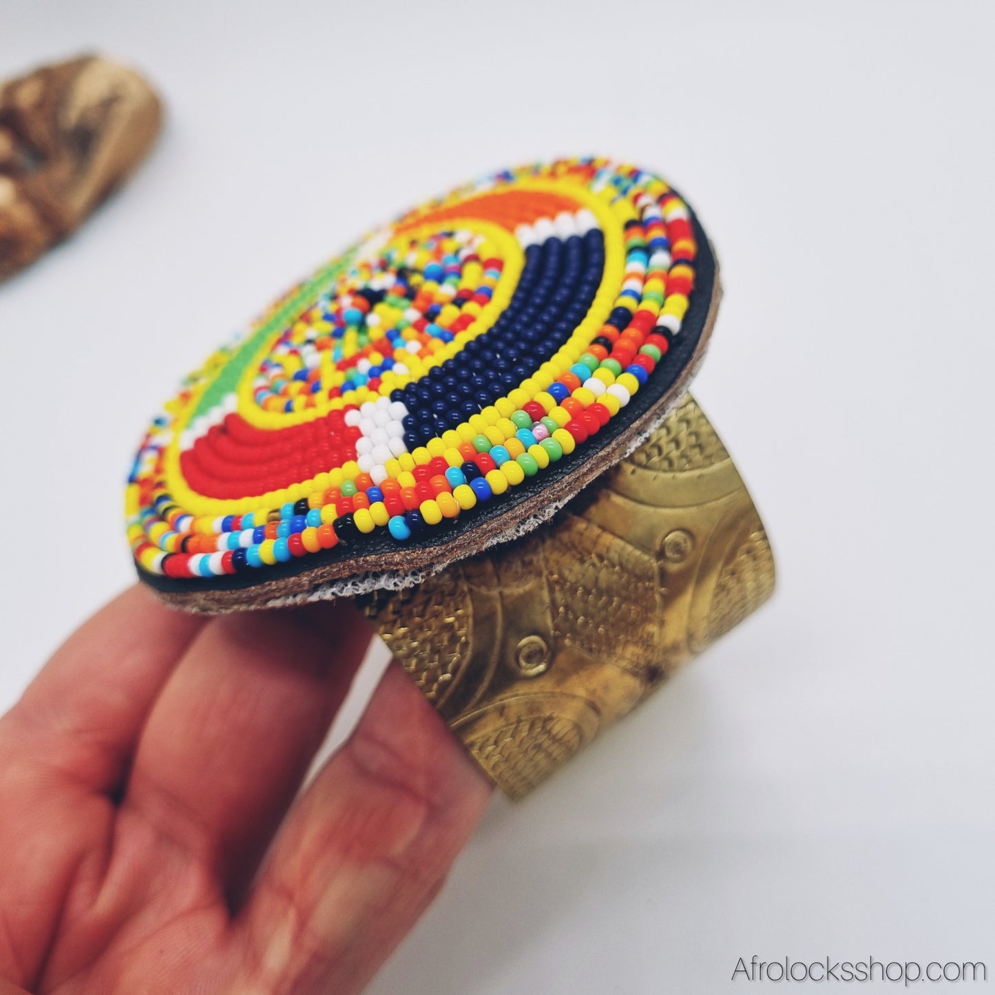 Manchette laiton & perles – ajustable, fabrication artisanale du Kenya (couleurs Maasai) 🌈