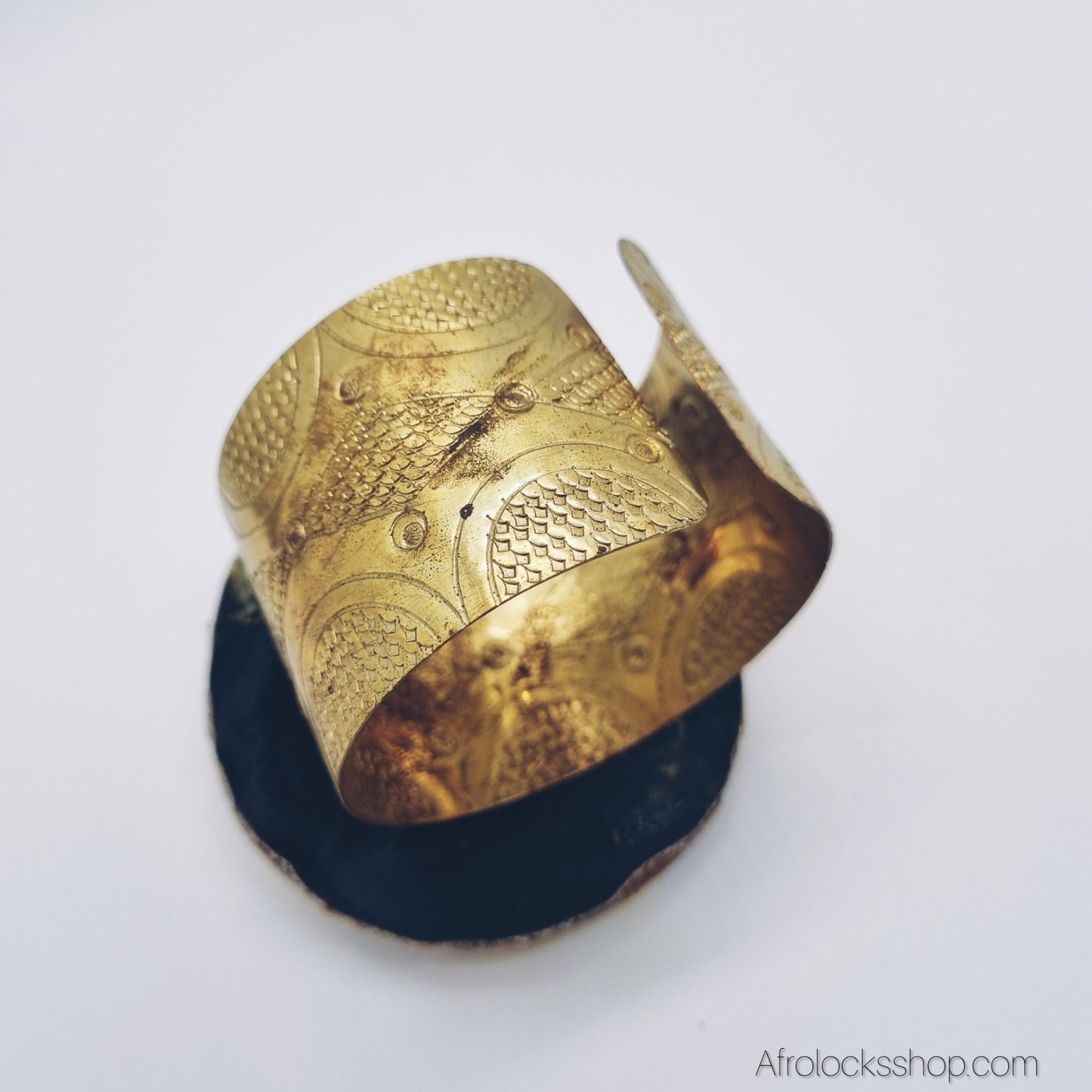 Manchette laiton & perles – ajustable, fabrication artisanale du Kenya (couleurs Maasai) 🌈