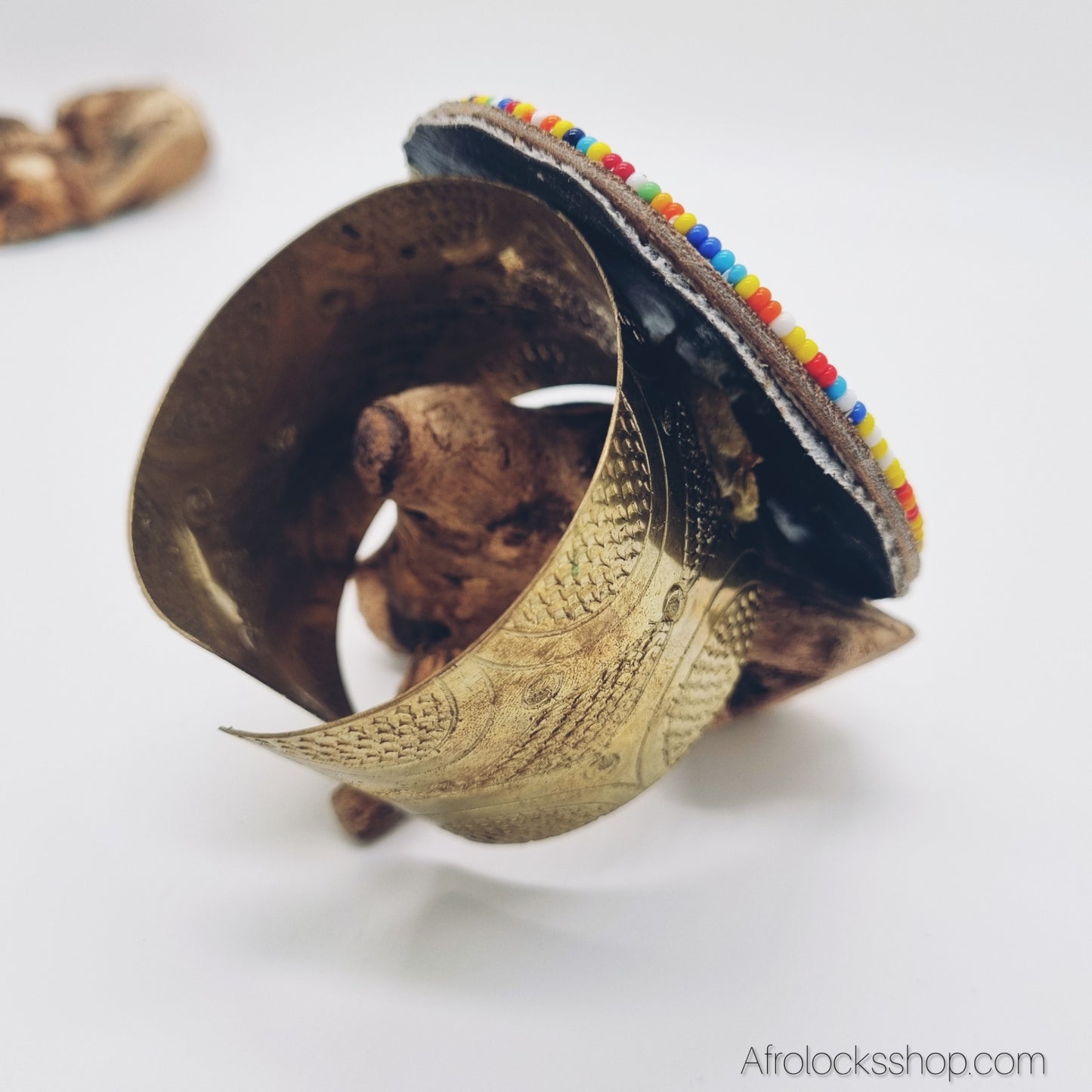 Manchette laiton & perles – ajustable, fabrication artisanale du Kenya (couleurs Maasai) 🌈