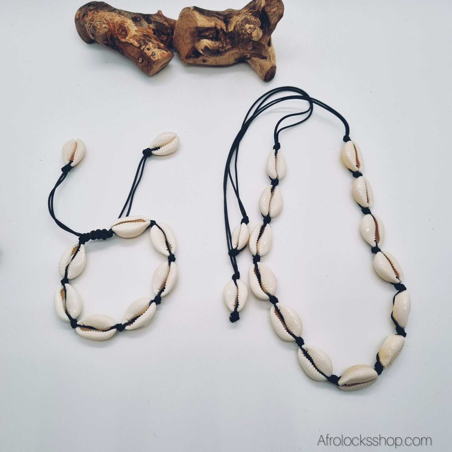 Parure cauris naturels – collier + bracelet ajustables (cordon noir)