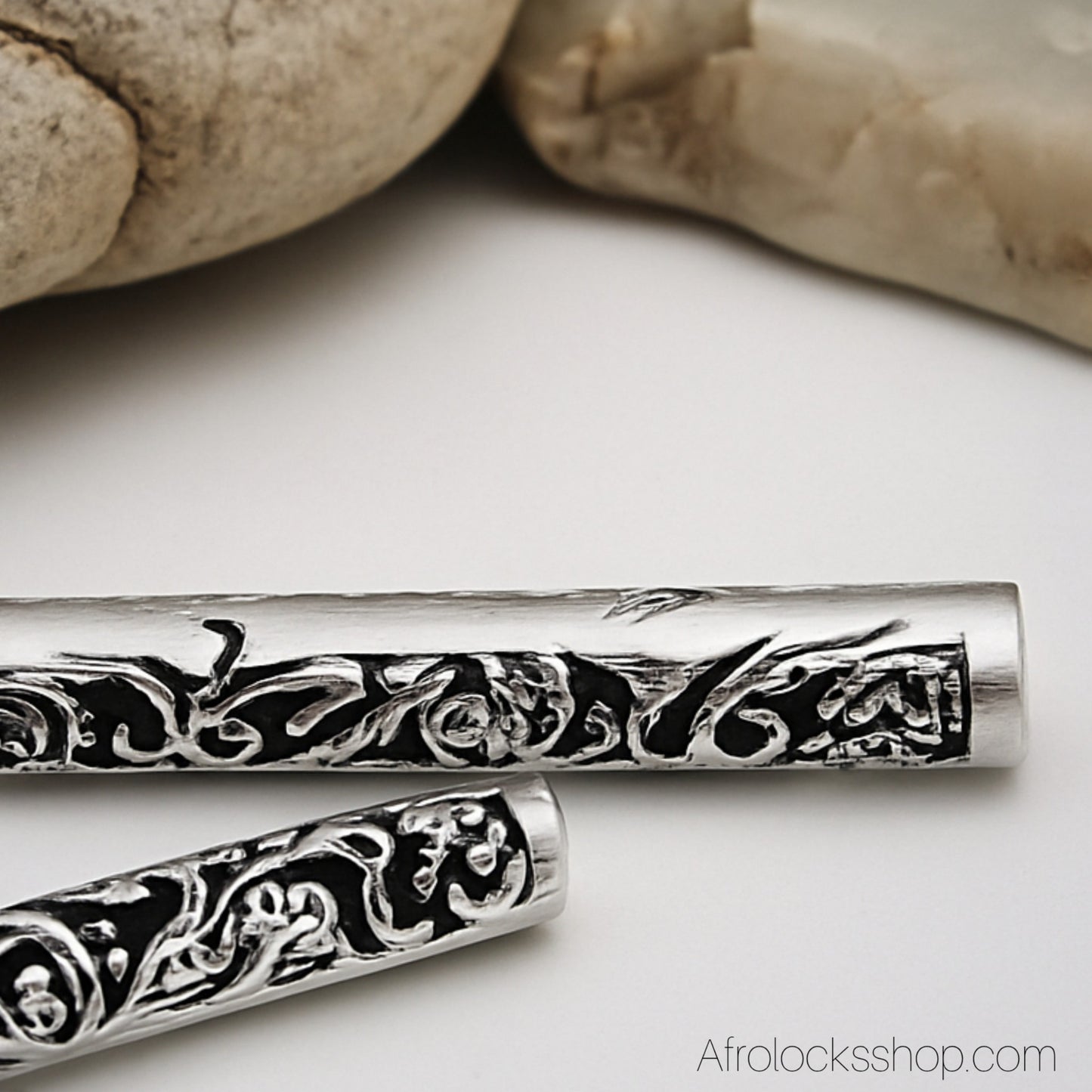 Perles longues gravées – lot de 2 (32×7 mm, trou 5 mm) | Barbe & microlocks