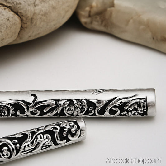 Perles longues gravées – lot de 2 (32×7 mm, trou 5 mm) | Barbe & microlocks