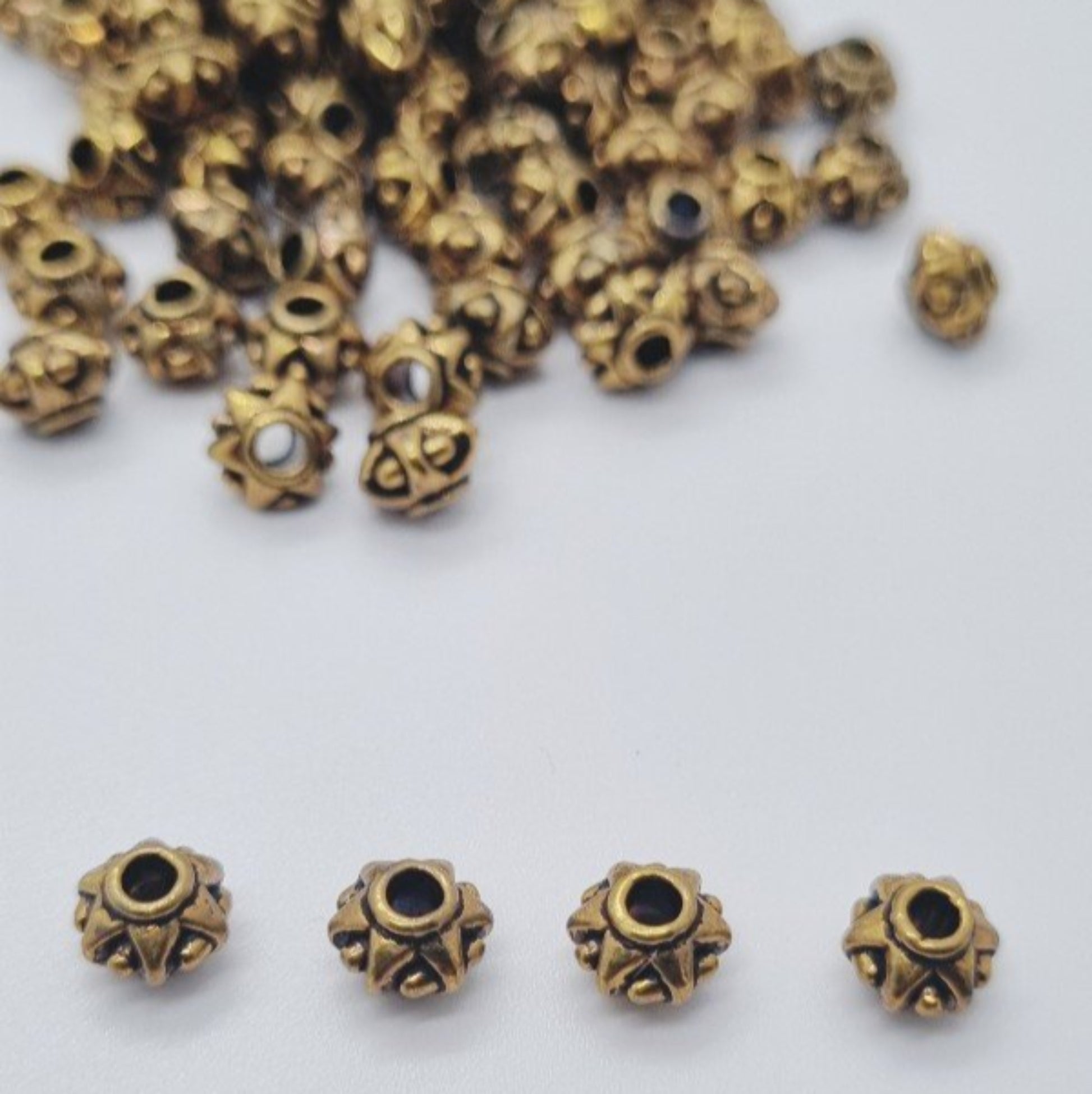 100 x petites perles ajourées brillantes-SQ6328834