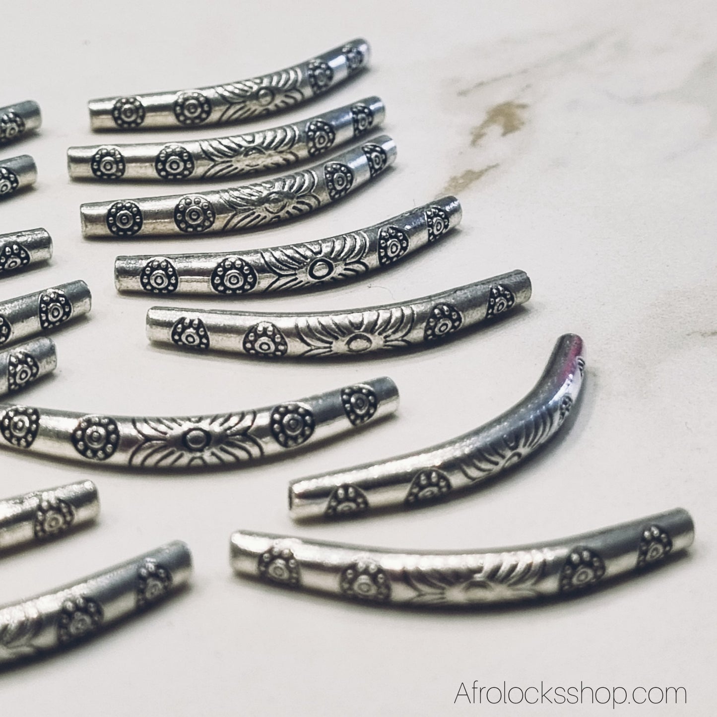 Perles courbées pour Sisterlocks – Lot de 15 tubes zinc argenté 3 cm (trou 2 mm)