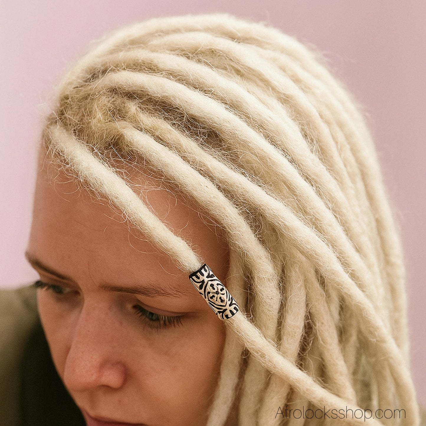 Perles tubes/tonneaux gravées – lot de 10 (10×26 mm, trou 6 mm)