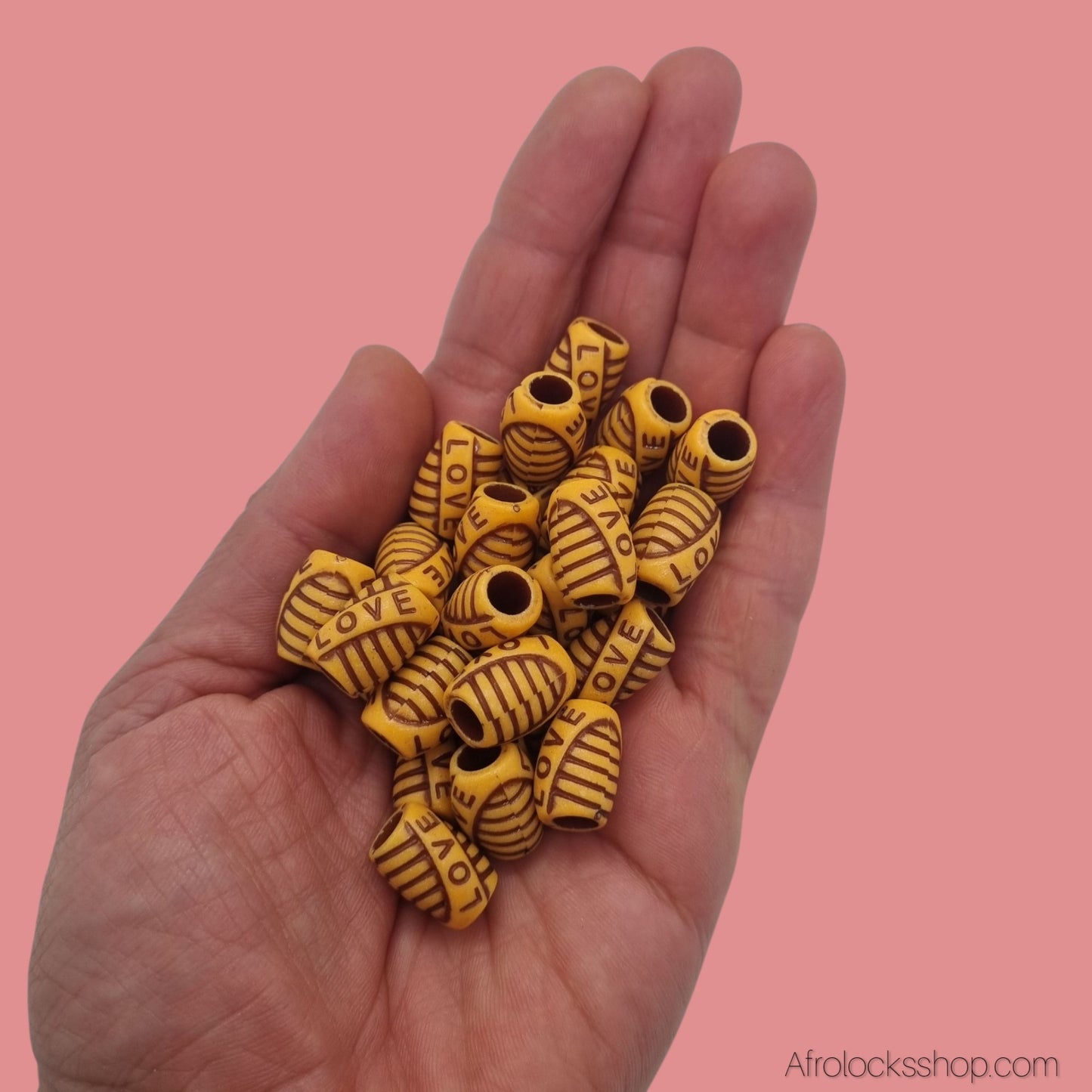 Perles “LOVE” – Lot 25 g (≈25 pcs) • Imitation bois – Trou 5 mm • Locks, tresses & DIY ✨