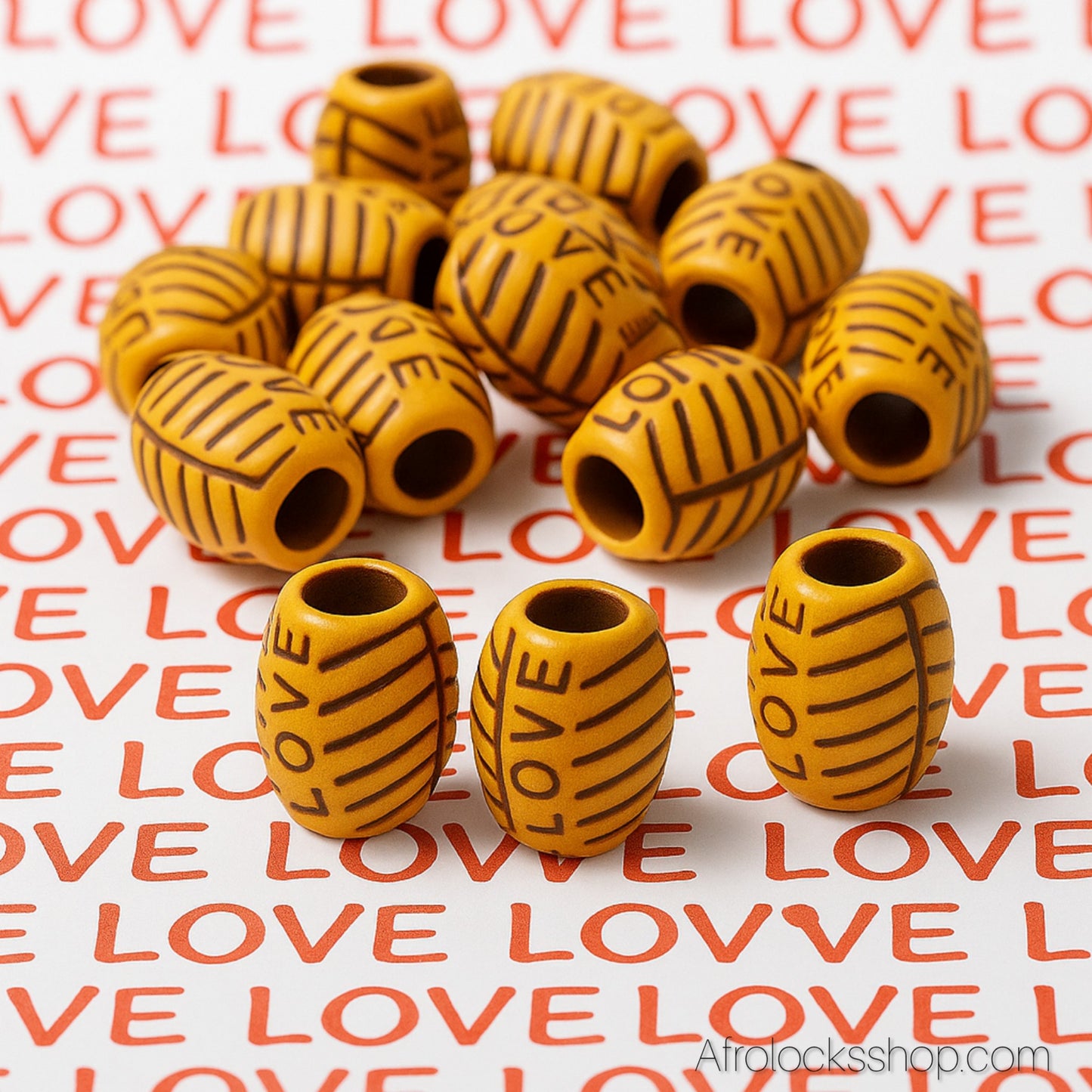 Perles “LOVE” – Lot 25 g (≈25 pcs) • Imitation bois – Trou 5 mm • Locks, tresses & DIY ✨