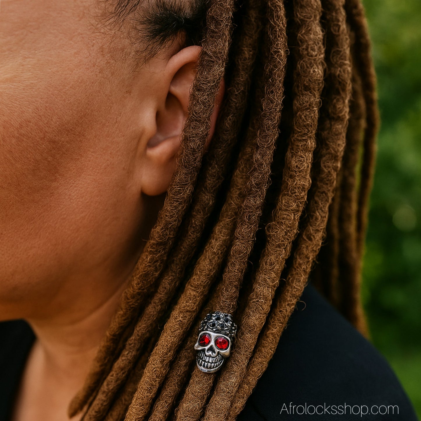 Perle tête de mort – acier inoxydable 316L + strass (trou 6 mm)