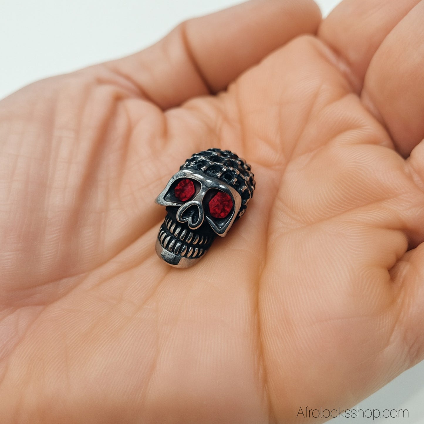 Perle tête de mort – acier inoxydable 316L + strass (trou 6 mm)