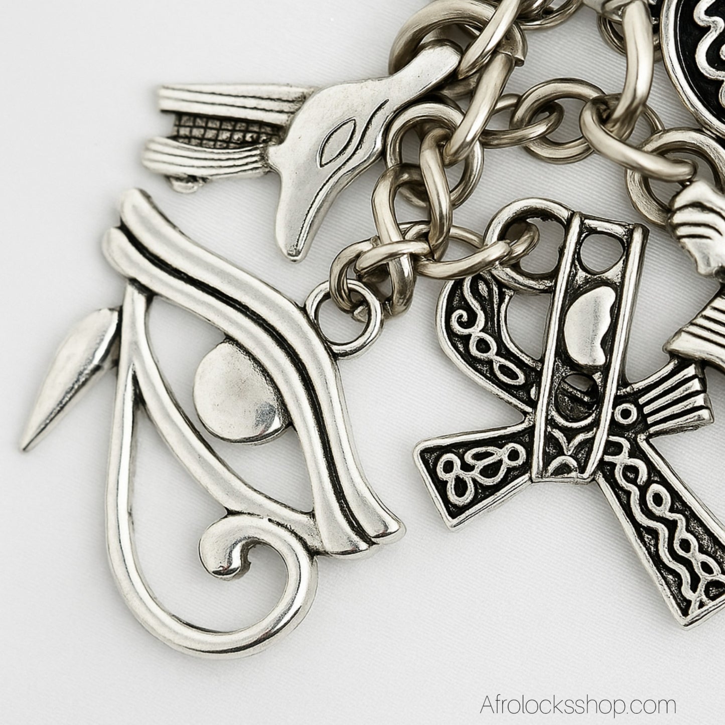 Porte-clés égyptien en zinc – Ankh, Nefertiti, œil d’Horus & Horus 🐦✨