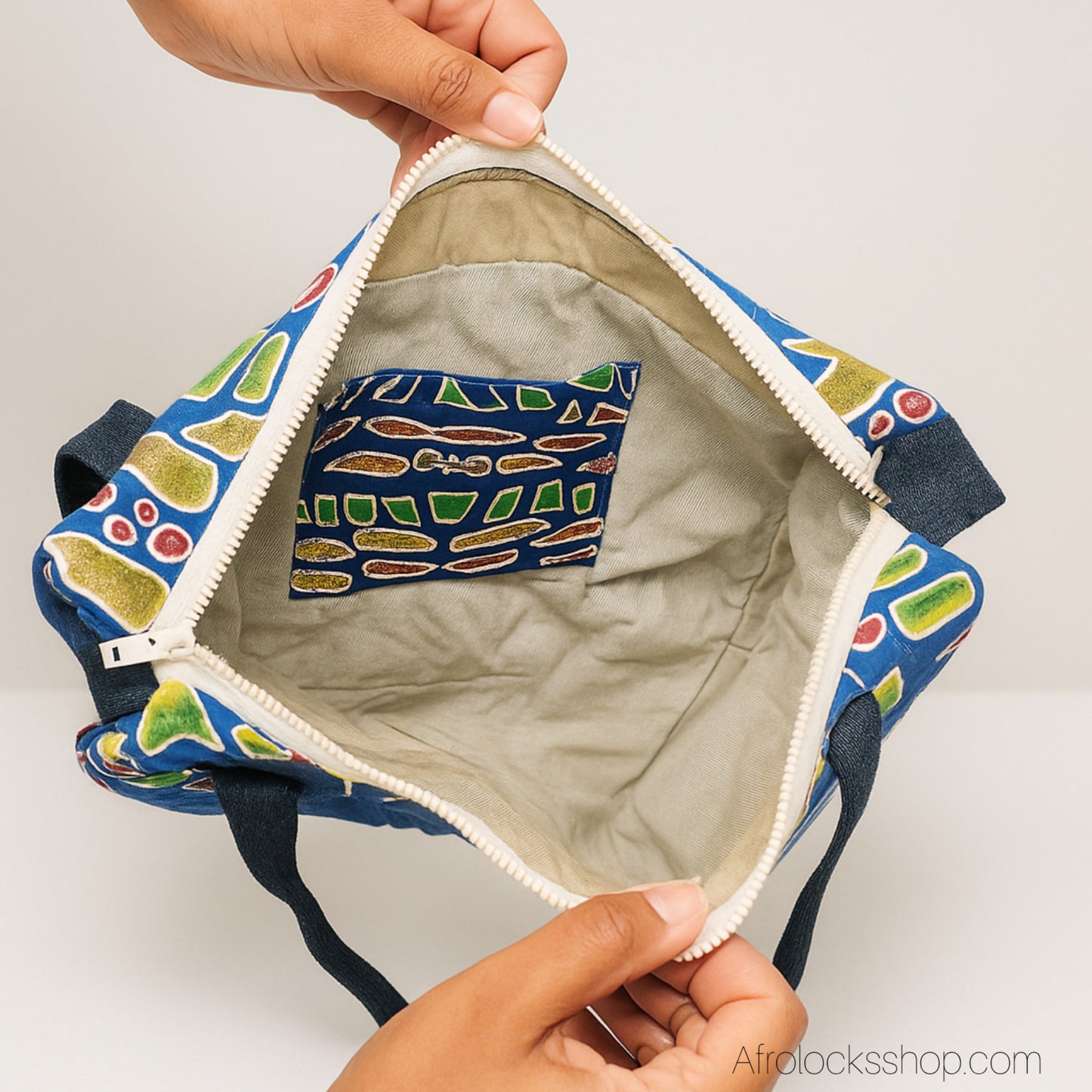 Sac bandoulière wax bleu & jean – pièce unique (35×29 cm) – fronces & fermeture zippée – fait main en France