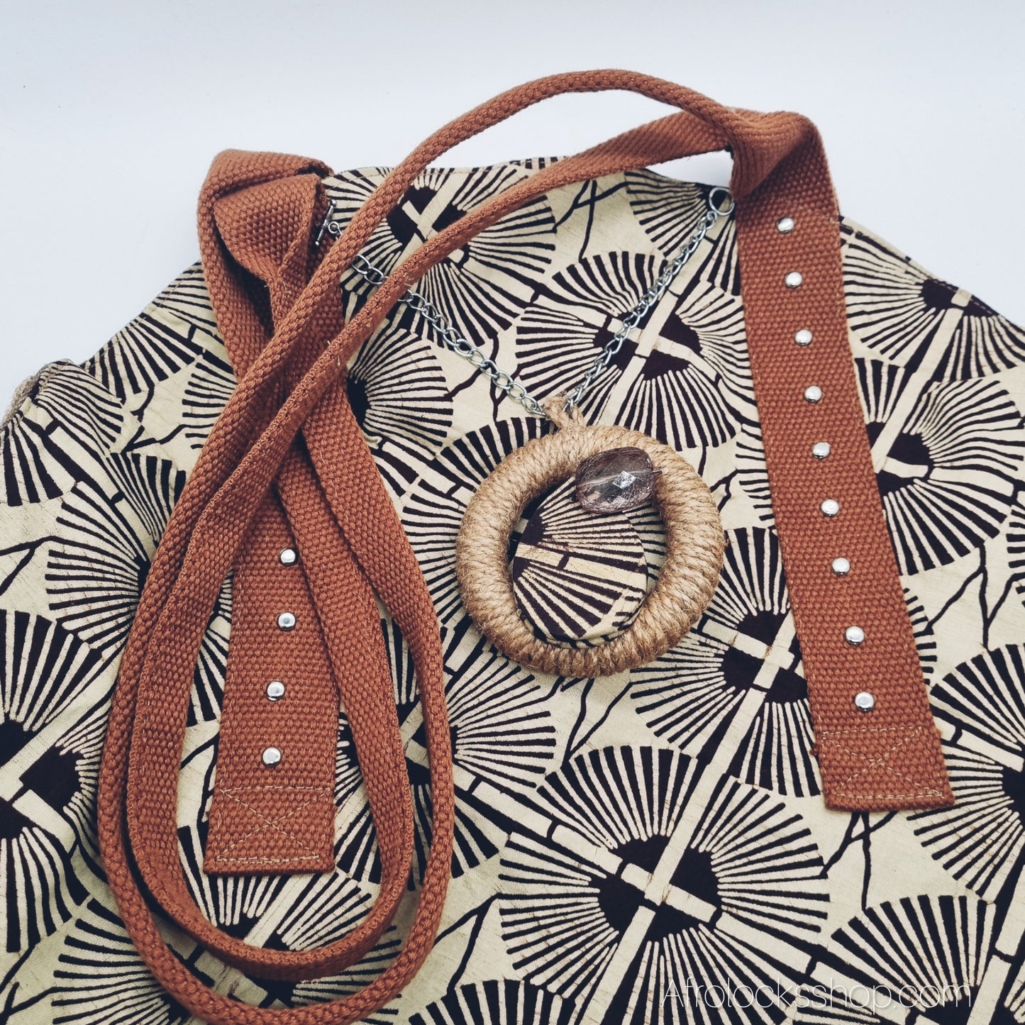 Sac rond en wax – pièce unique 40 cm, poche intérieure & bouton-pression (fait main en France)