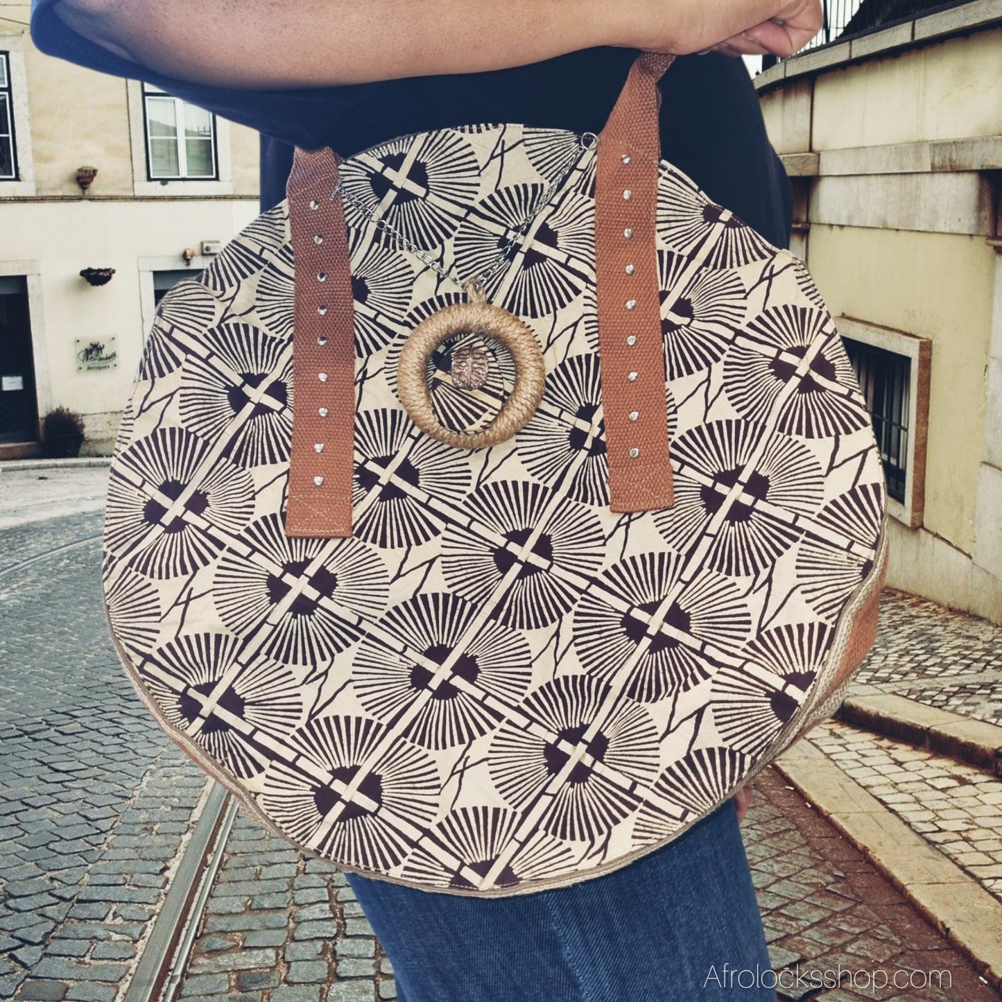 Sac rond en wax – pièce unique 40 cm, poche intérieure & bouton-pression (fait main en France)