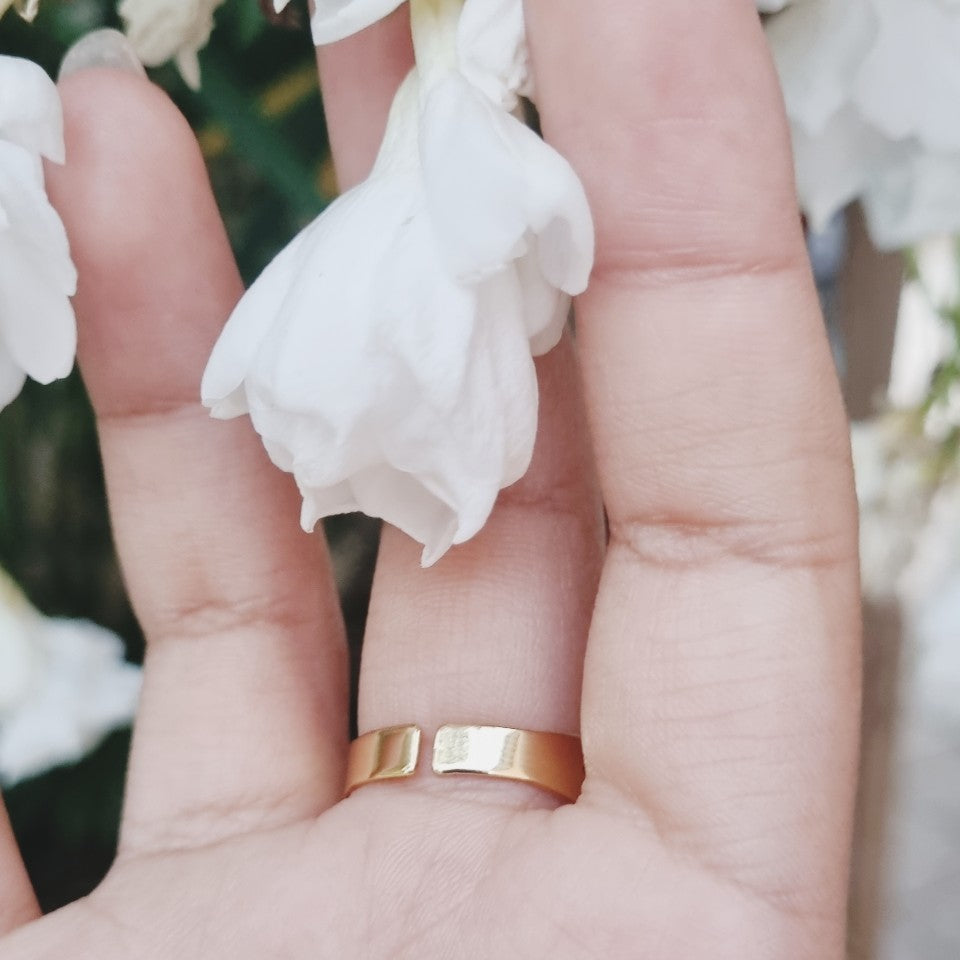 bague africaine vu gros plan de derriere