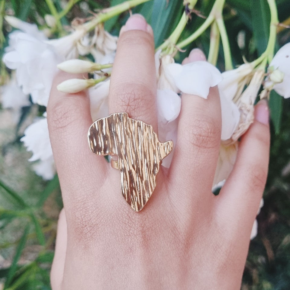 bijou metal dore bague design afrique vu porte sur une main