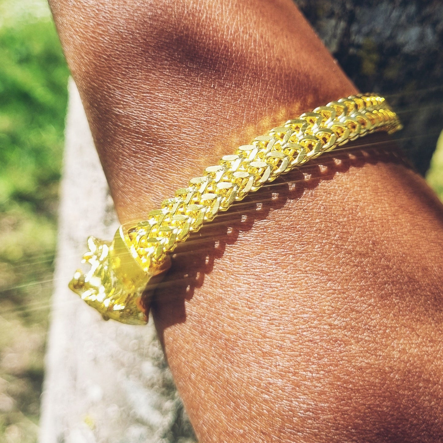 bracelet maille large doree tete de lion vu sur le cote