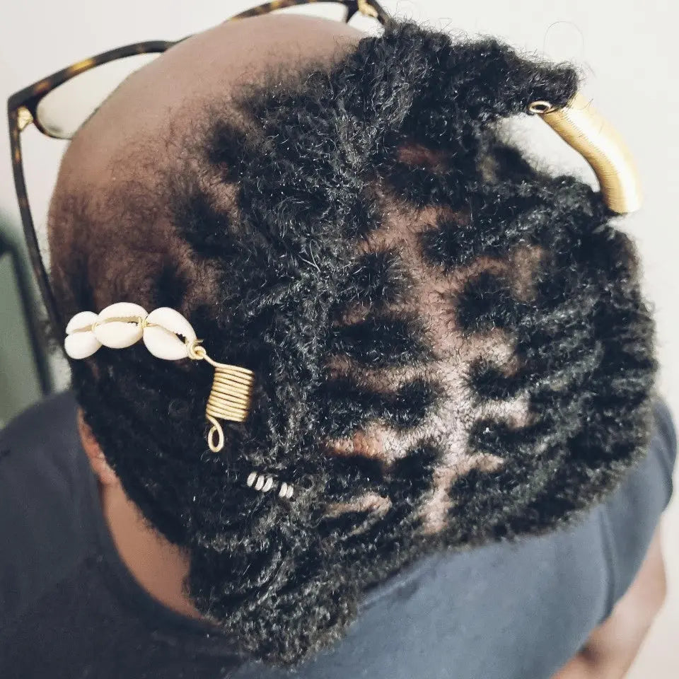 bijoux-microlocks-spirale-dore-cauris - Afro Locks Shop