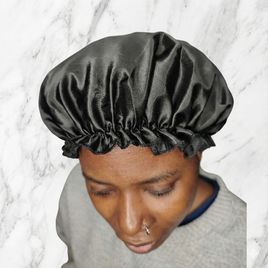 femme enfant portant un petit bonnet en satin noir