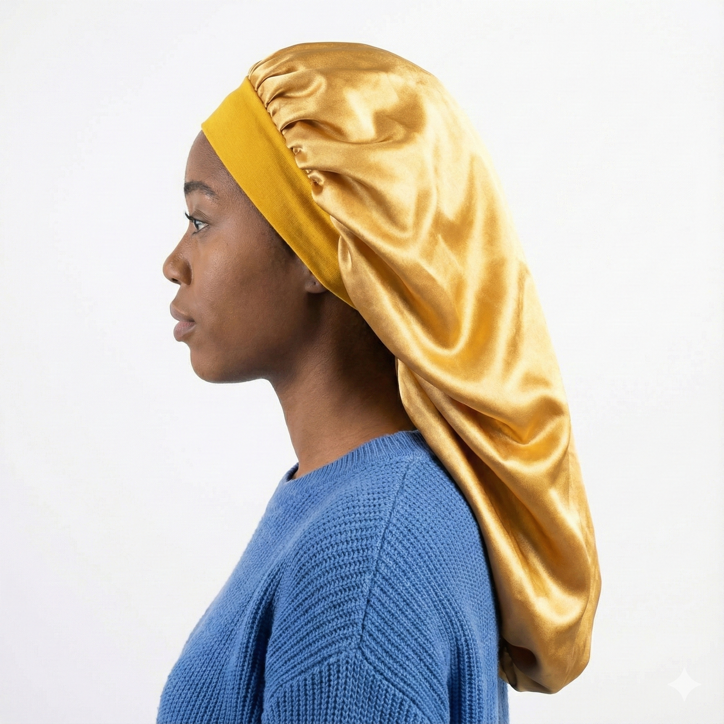 Femme avec des locks longues qui port eun bonnet de nuit en satin avec bande a l'avant