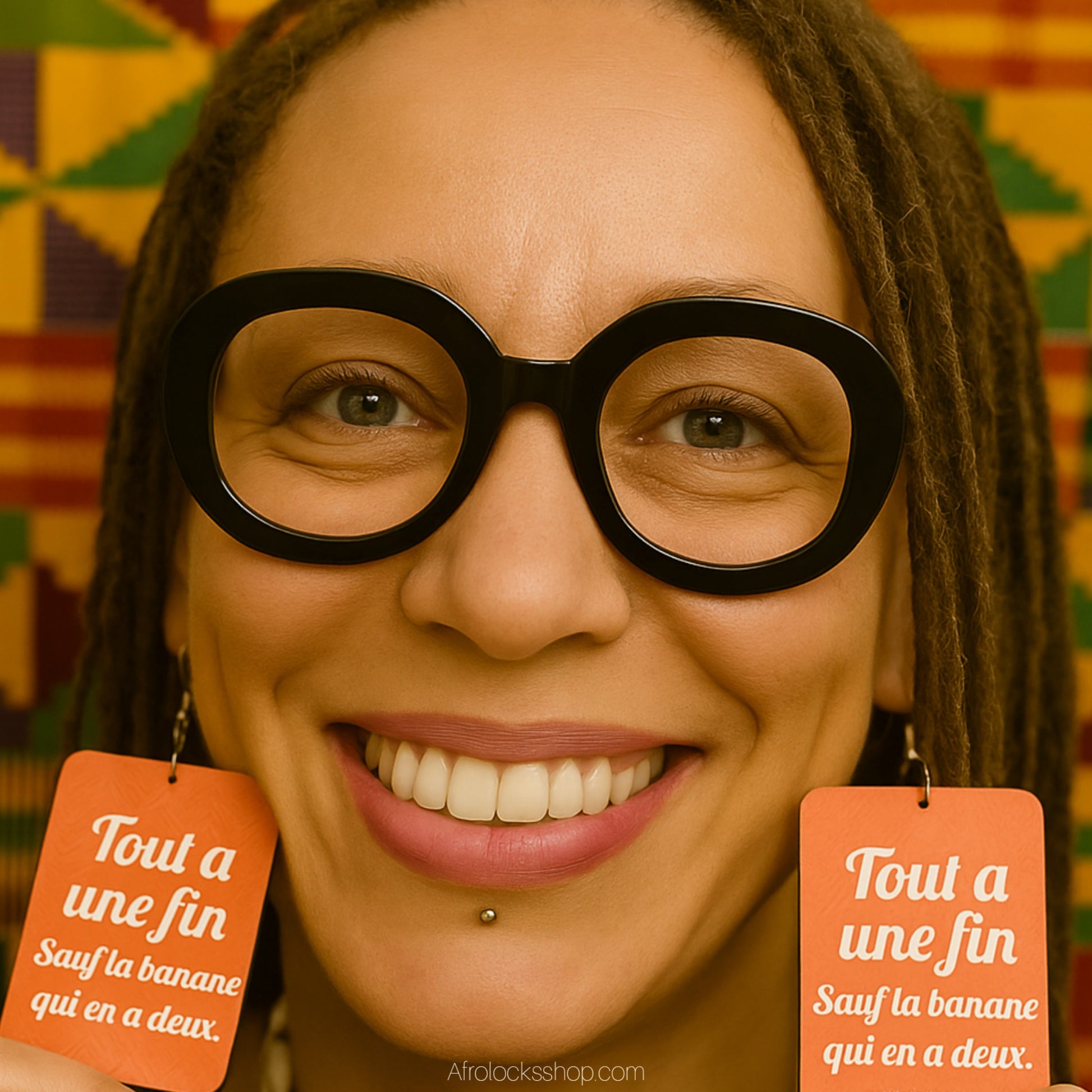femme locksee qui porte des boucles d'oreilles afro originales