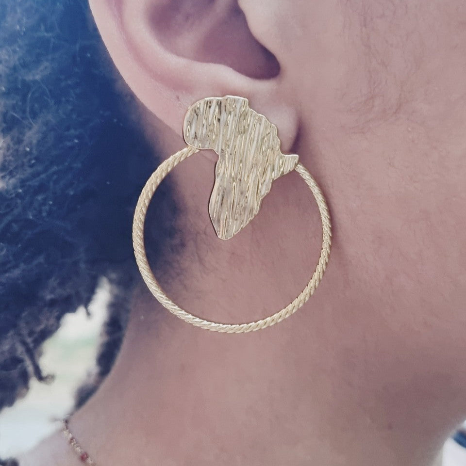 boucles d'oreilles rondes avec carte afrique en acier inoxydable dore vue portee