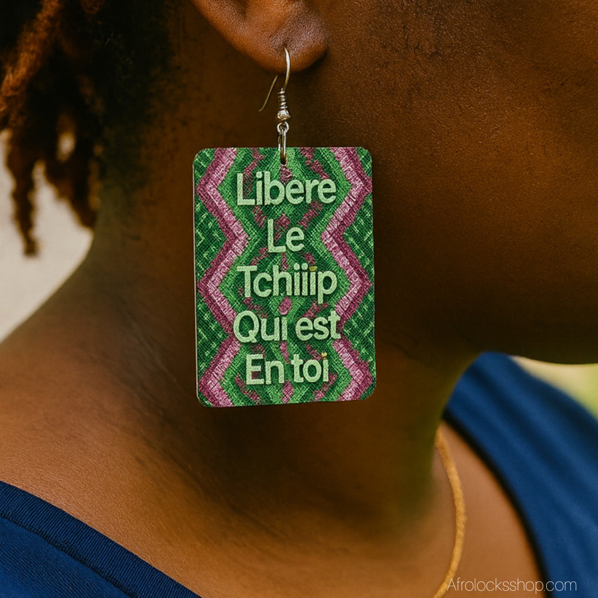 femme noire qui porte des boucles d'oreilles rectangle vert statement culture afro