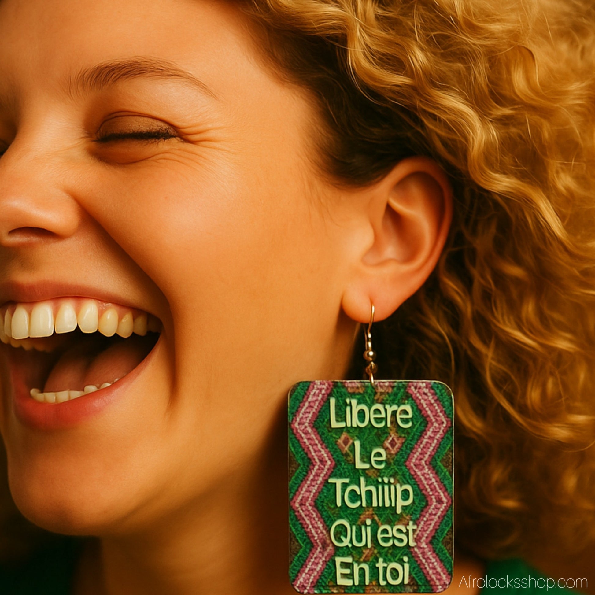 femme qui porte des boucles d'oreilles en bois imprime wax