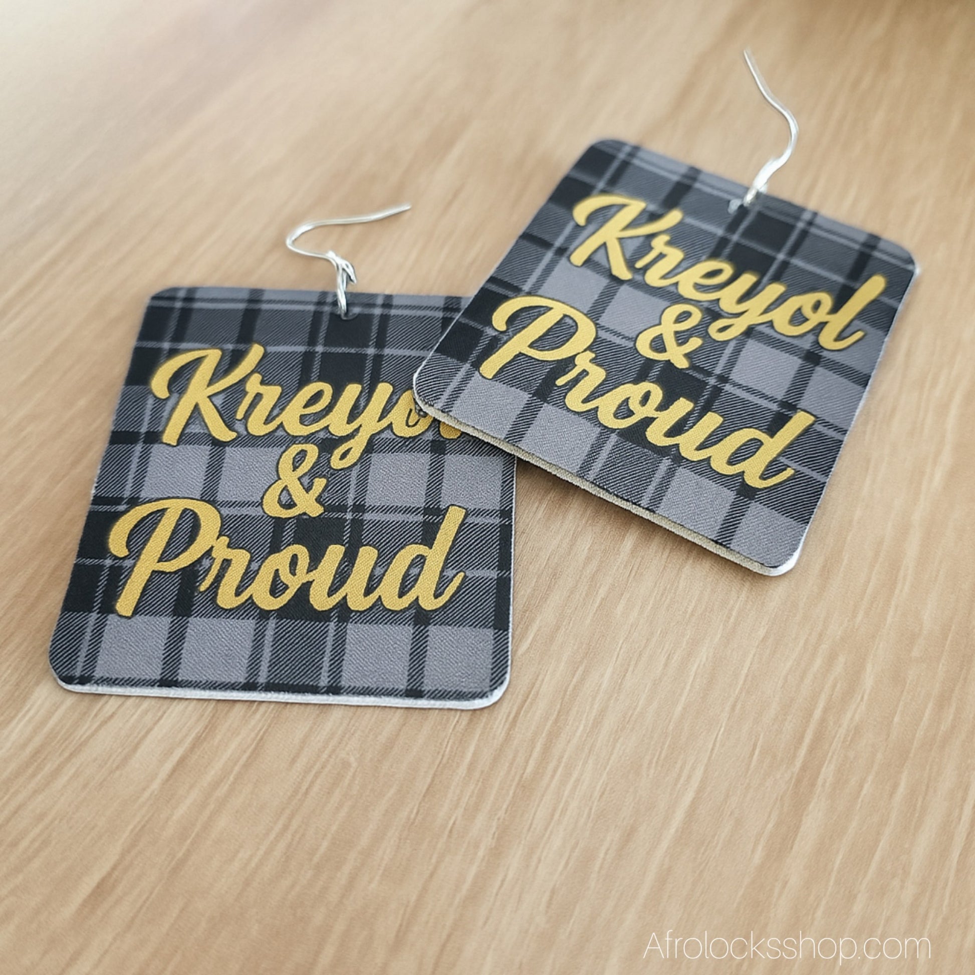 boucles d'oreilles bijou creole rectangulaire inscription kreyol and proud