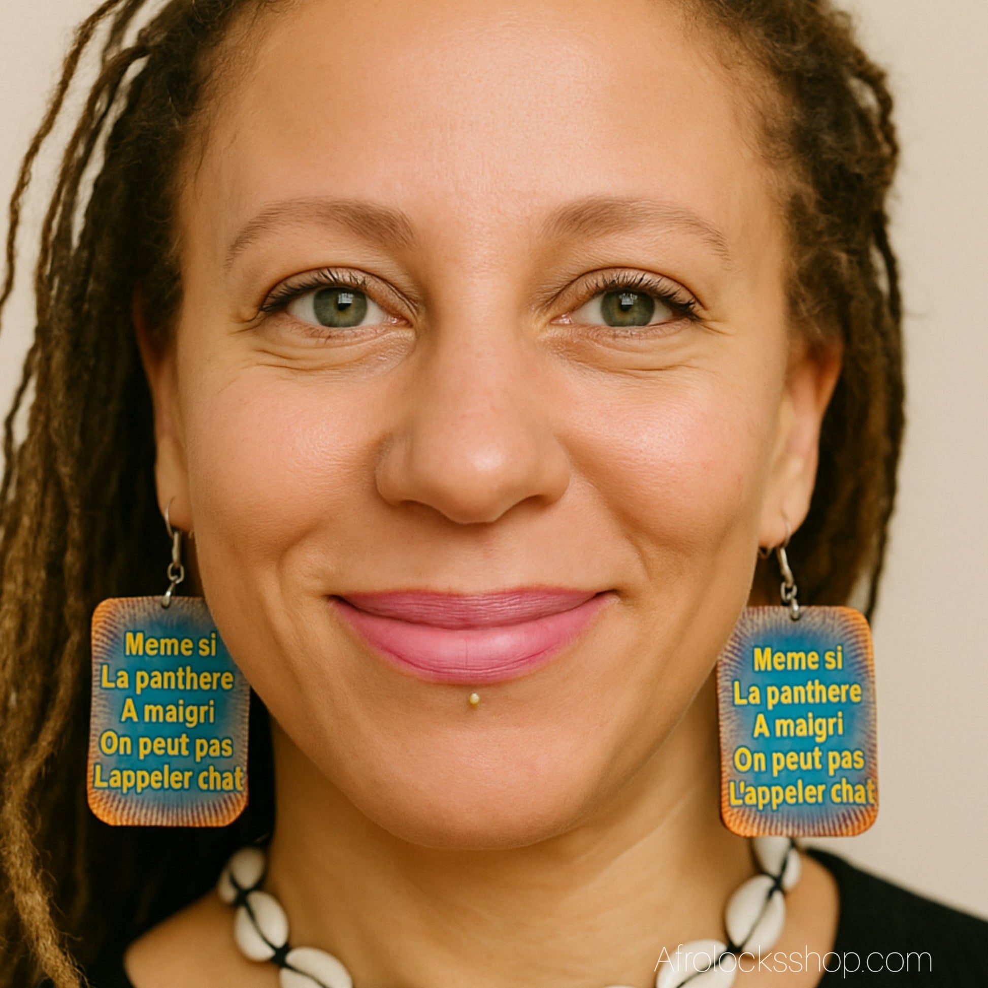 femme qui porte un bijou avec proverbe africain 