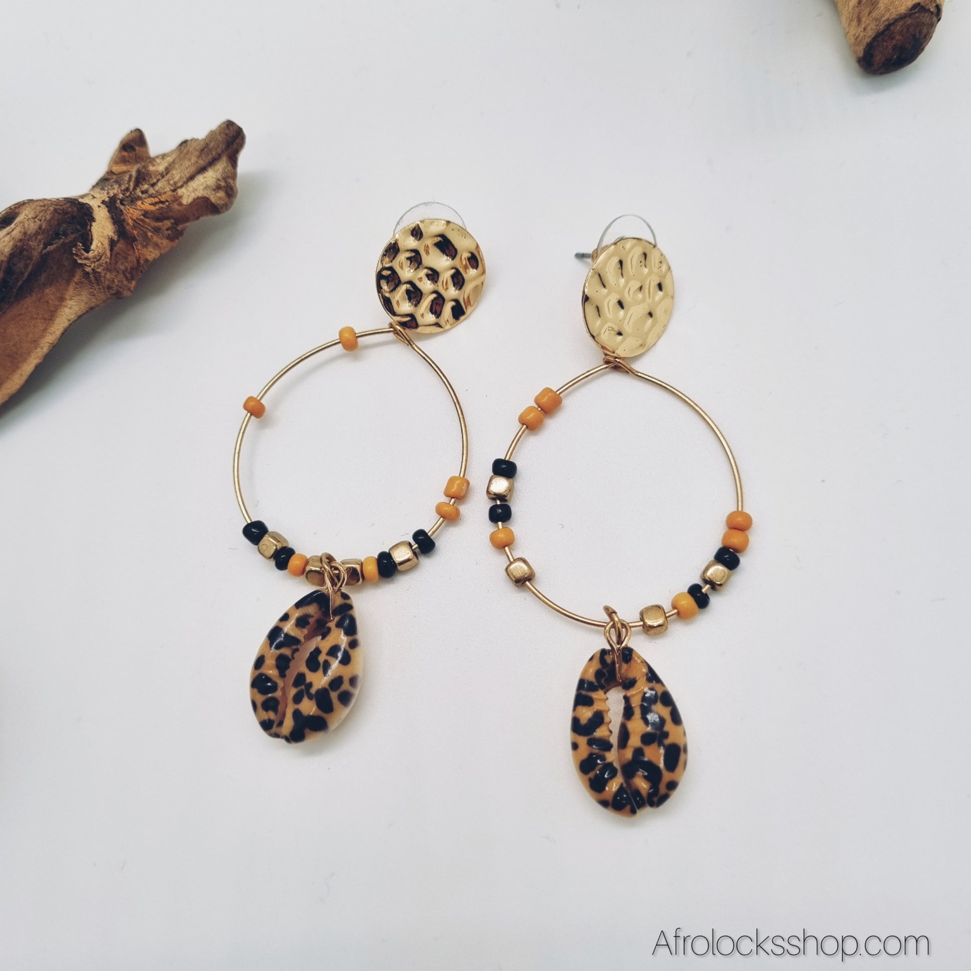 boucles doreilles rondes en perles et en cauris coloris marron noir