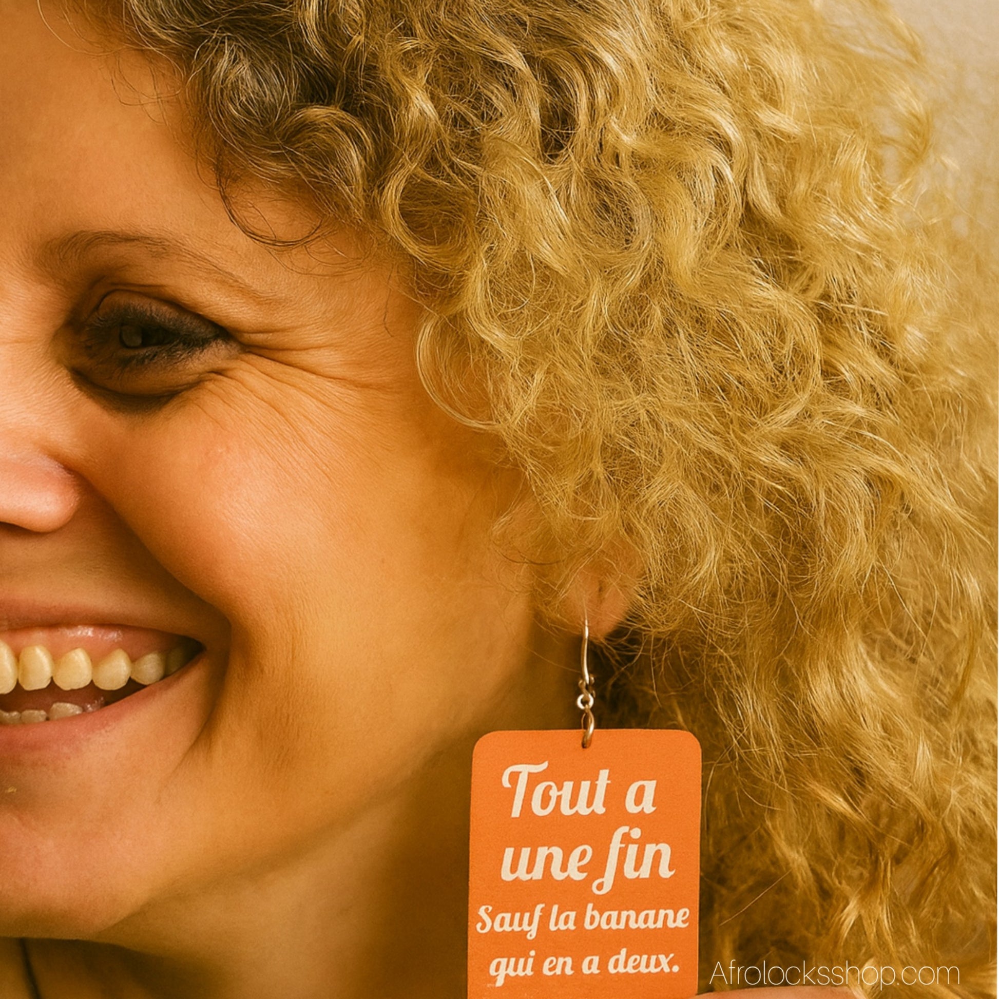 femme francaise qui porte des boucles d'oreilles africaines orange 