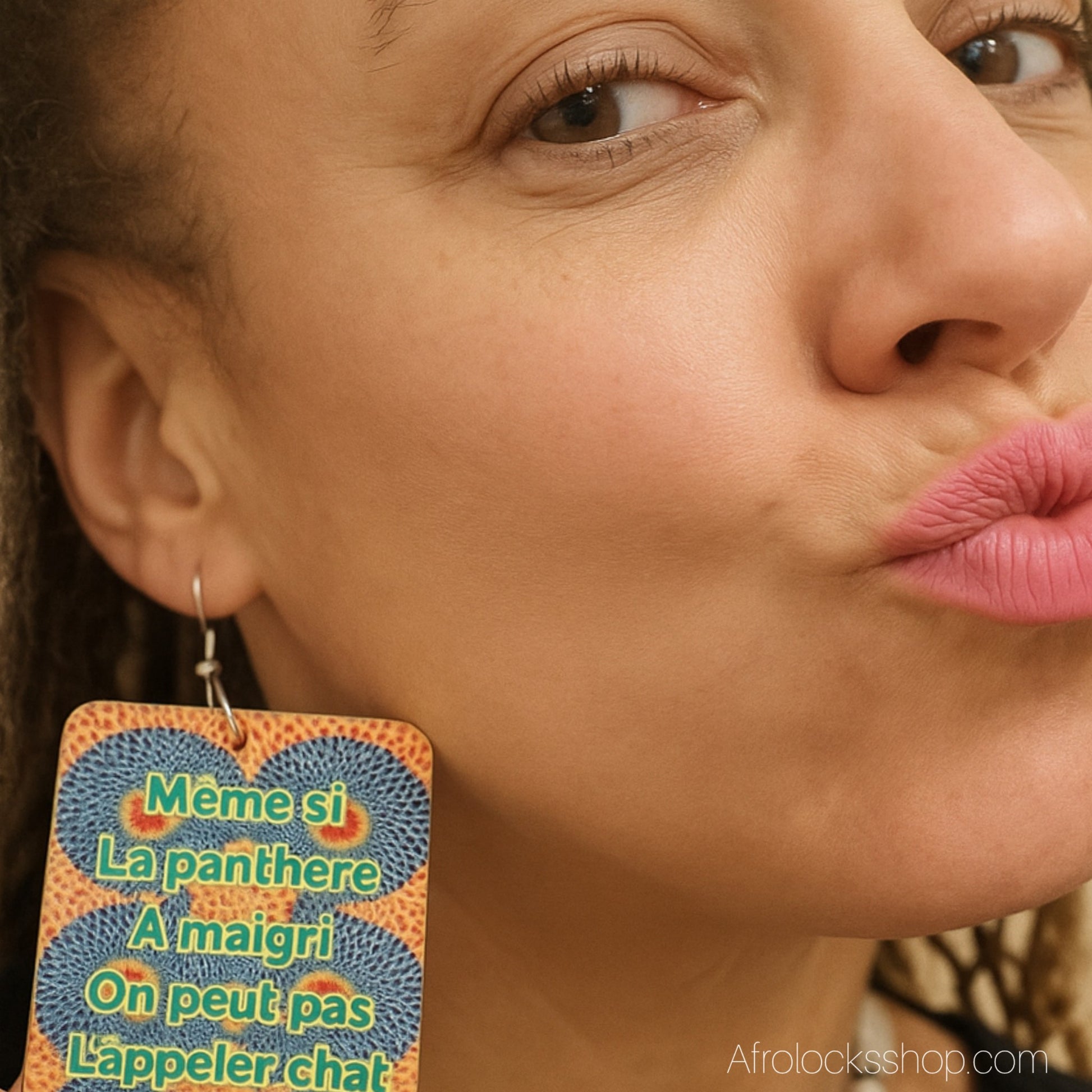 femme qui porte des boucles d'oreilles humorisiques africaines