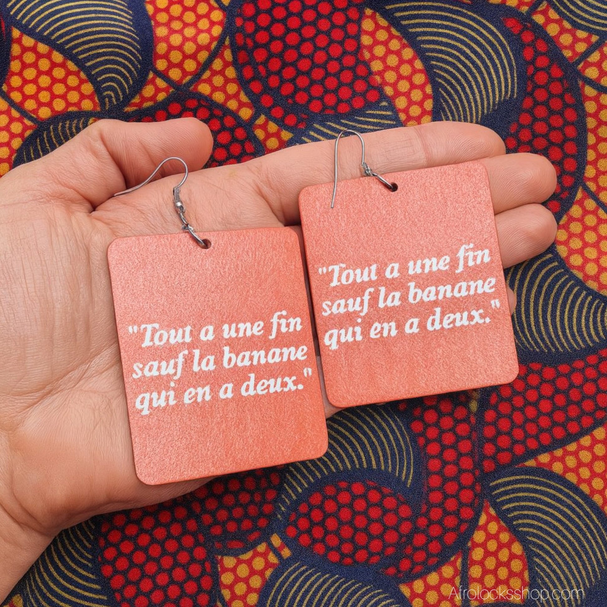 vue de pres sur tissu wax des boucles d'oreilles africaines avec proverbe
