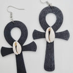 boucles_d_oreilles_en_bois_croix_de_ankh_avec_coquillage_cauri_1 - Afro Locks Shop