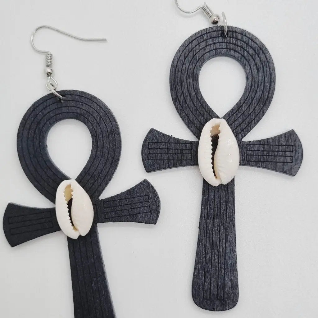 boucles_d_oreilles_en_bois_croix_de_ankh_avec_coquillage_cauri_1 - Afro Locks Shop
