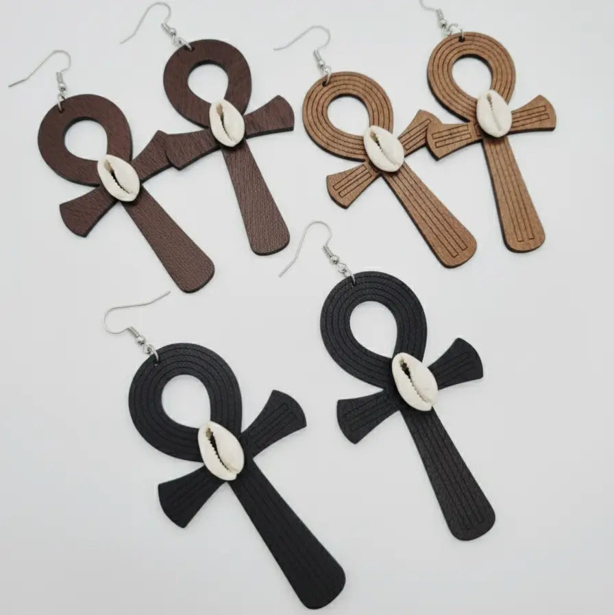 boucles_d_oreilles_en_bois_croix_de_ankh_avec_coquillage_cauri_2 - Afro Locks Shop