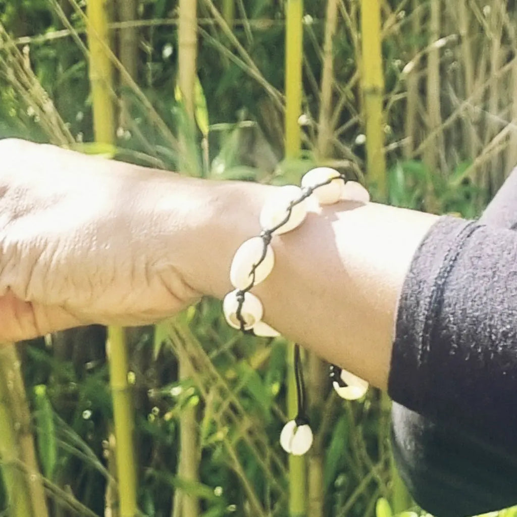 bracelet-cauris-ajustable-corde - Afro Locks Shop