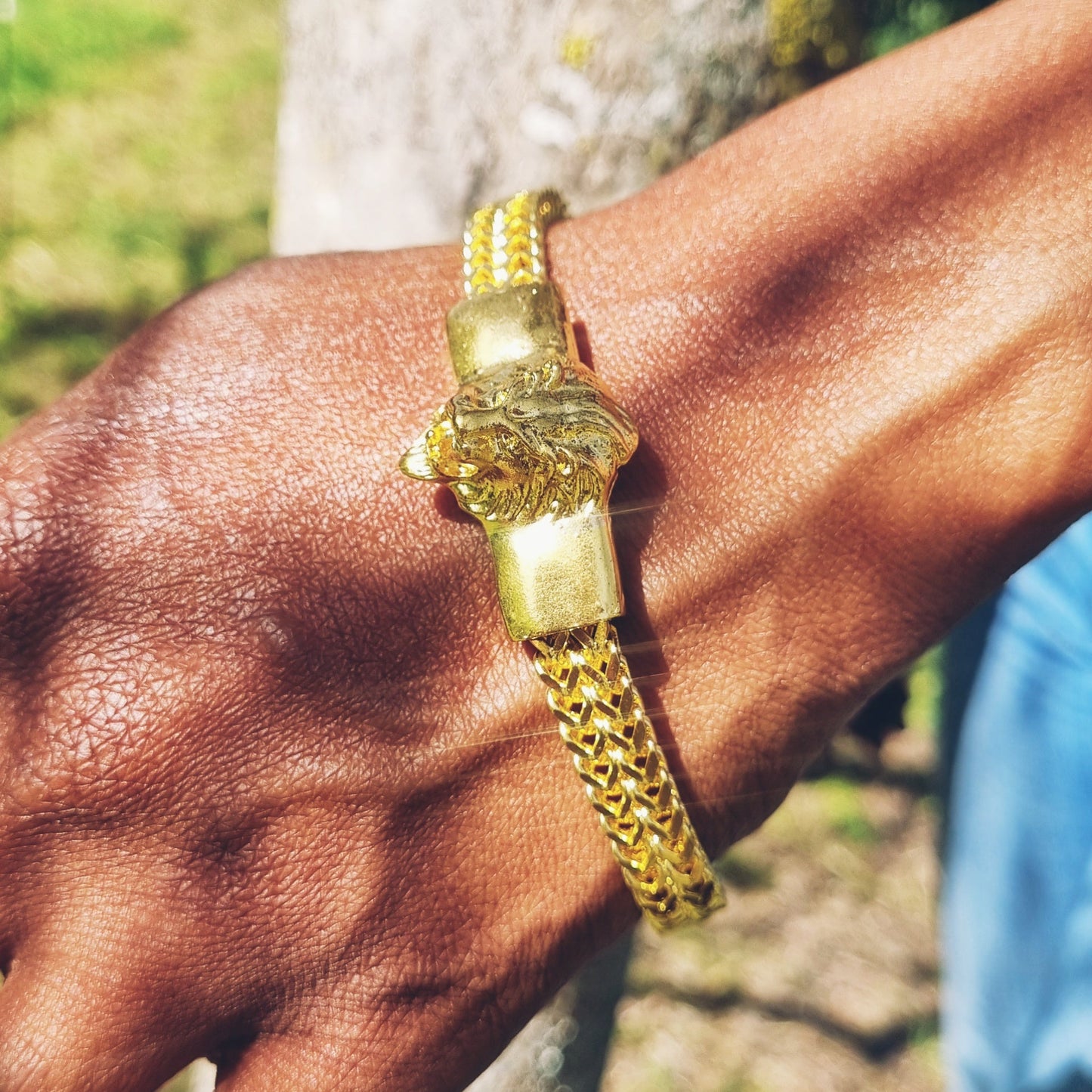 bracelet tete de lion couleur or vu porte sur un poignet 