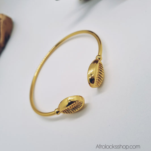 bracelet doré avec 2 cauris aux extremites