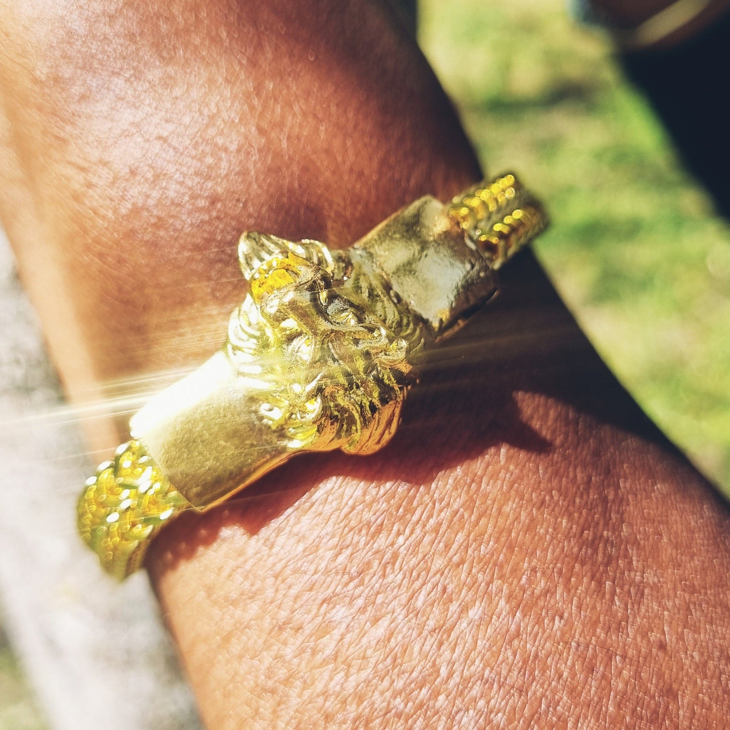 gourmette avec tete de lion sculptee dans le metal acie rinoxydable dore vue portee